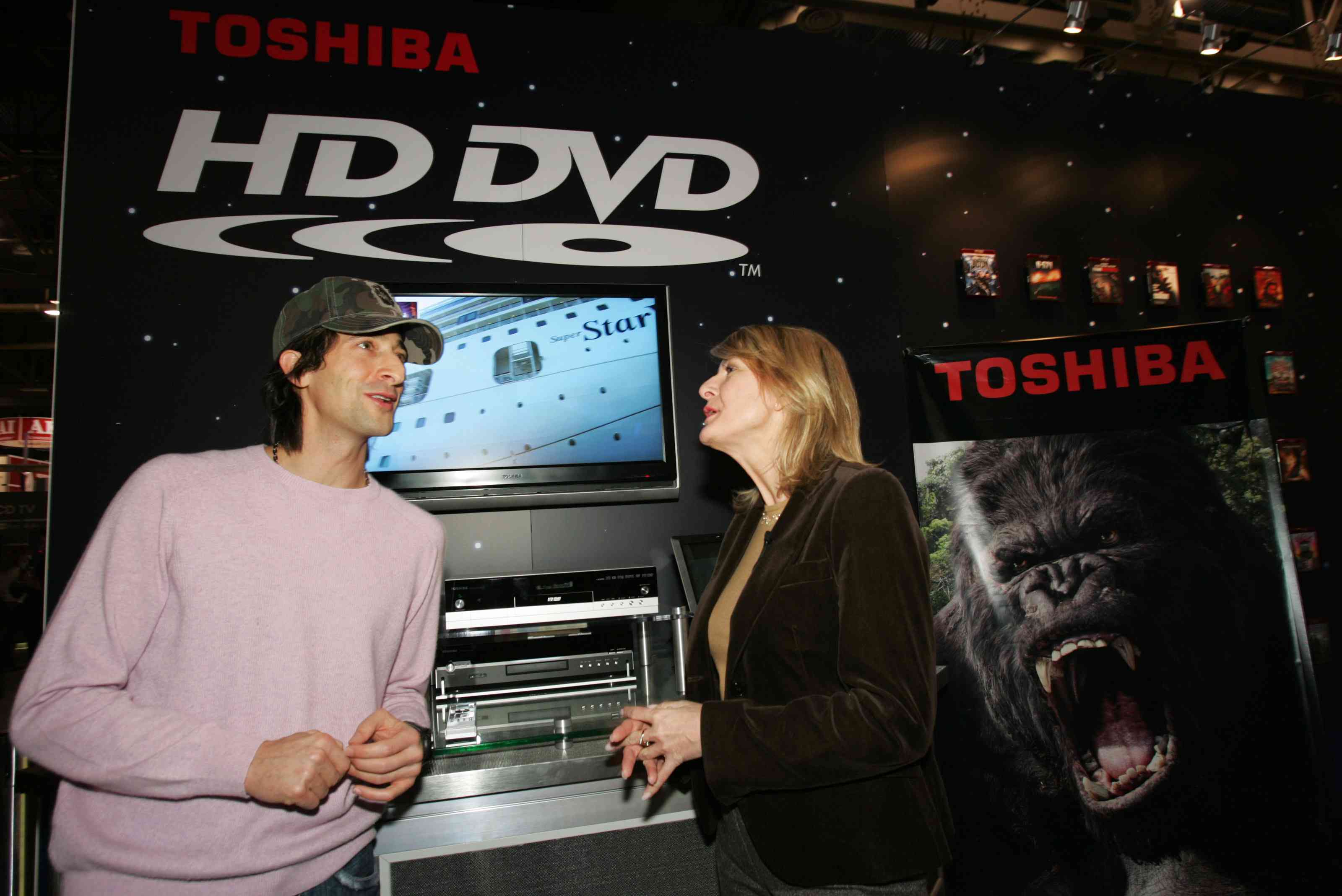 Adrien Brody a Jodi Sally mluví na stánku HD-DVD, CES 2007