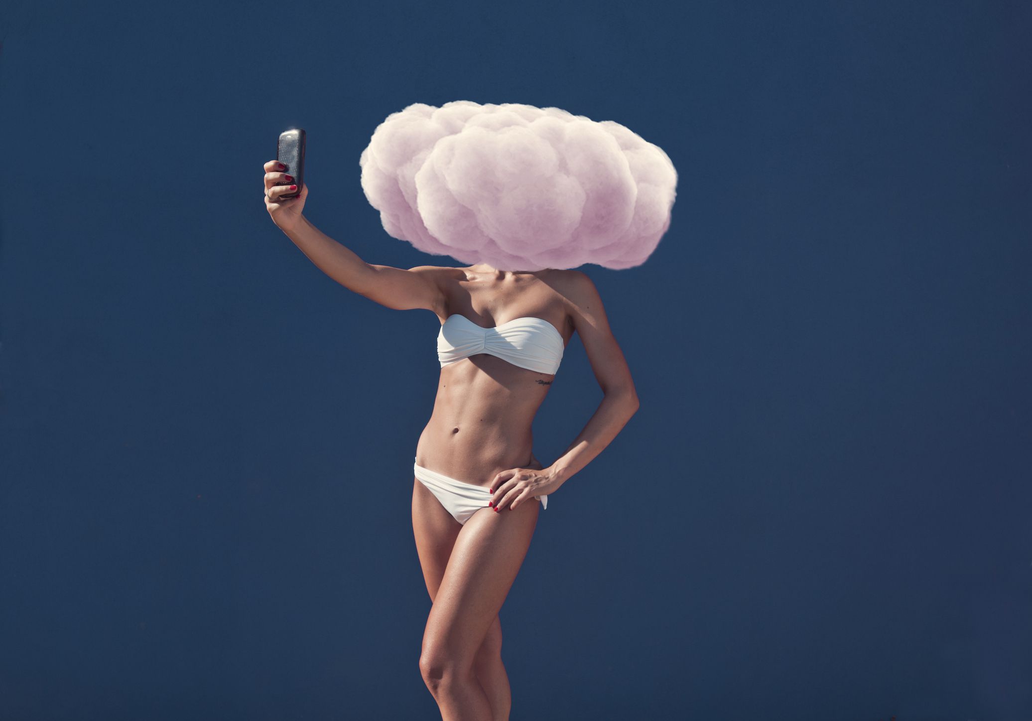 Žena s selfie s růžovým mrakem před hlavou