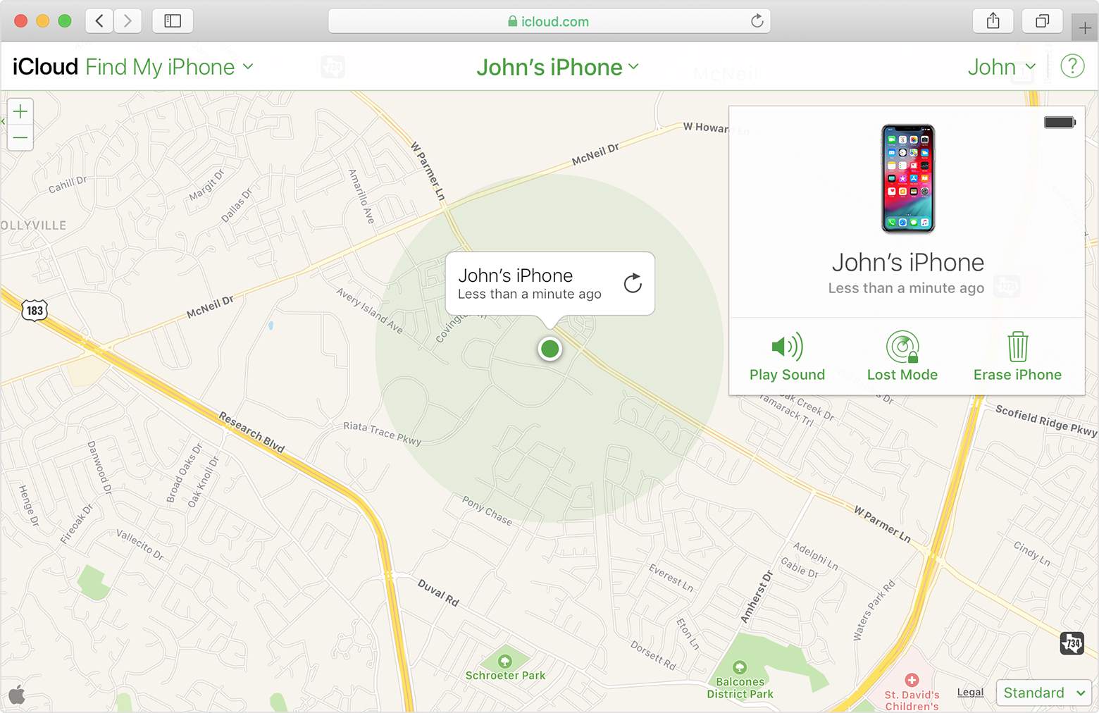 Johnův iPhone na mapě přes iCloud v Safari