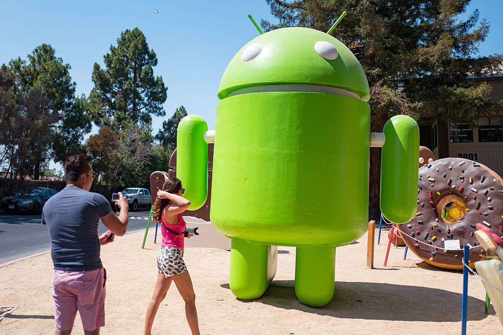 Lidé fotografující před robotem Android v Googleplexu.