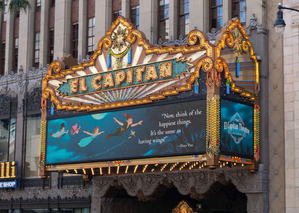 Pohled na Disney's El Capitan Theatre s jeho aktualizovaným rámečkem, který zobrazuje inspirativní zprávy od Disney postav, jako jsou Dory, Peter Pan, Snow White a Buzz Lightyear, 14. dubna 2020