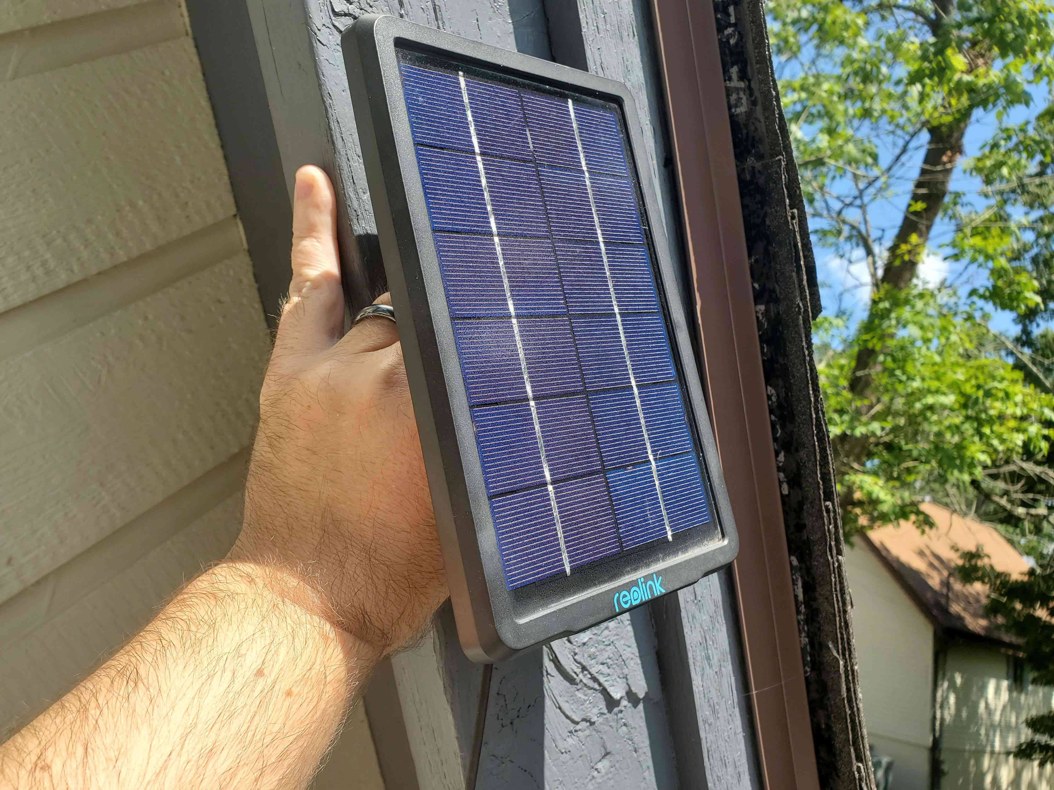 Obrázek montáže solárního panelu bezpečnostní kamery