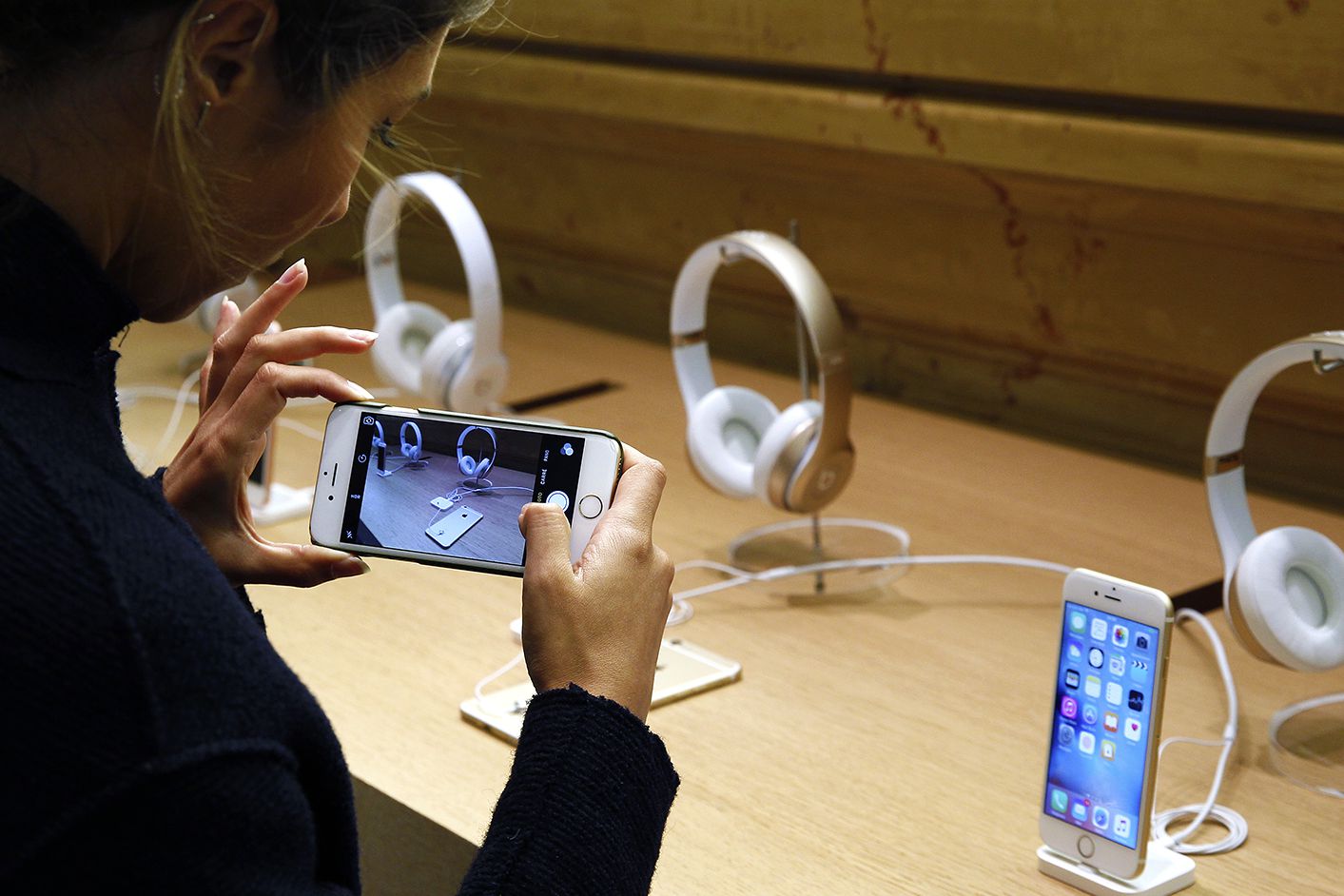 Žena testuje fotoaparát iphone 6s v Apple Store