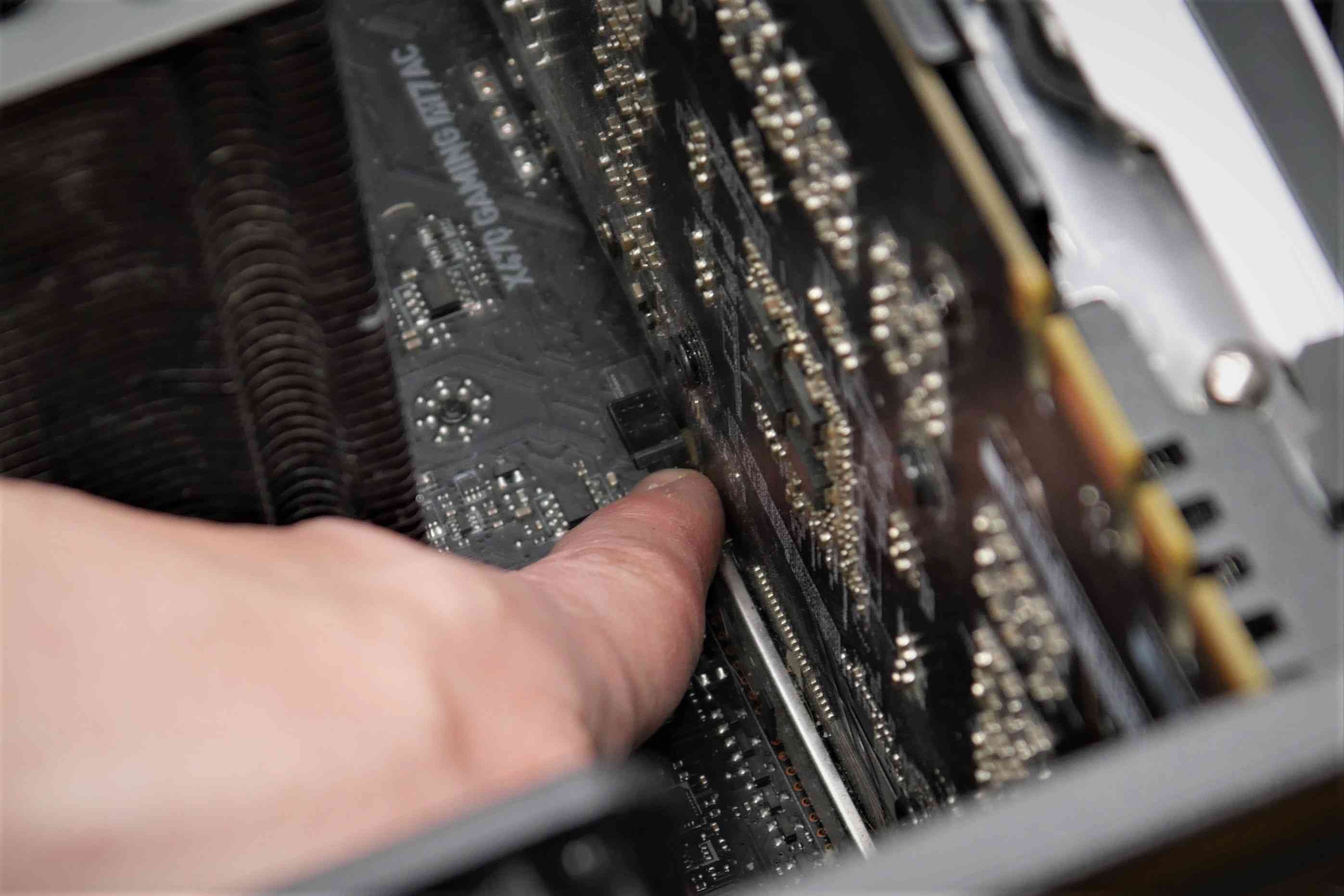 Fotografie páčky slotu PCIe, která slouží k zajištění grafické karty