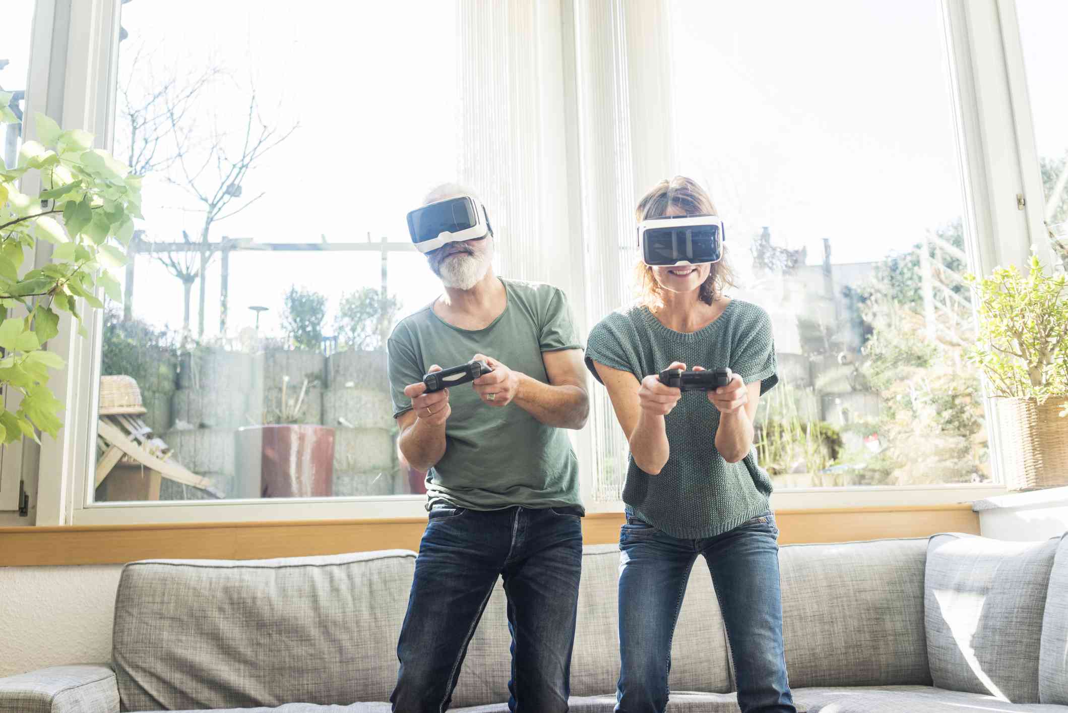Hraje dospělý pár se zapnutými brýlemi VR.