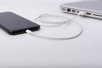 USB vázaný telefon na notebook