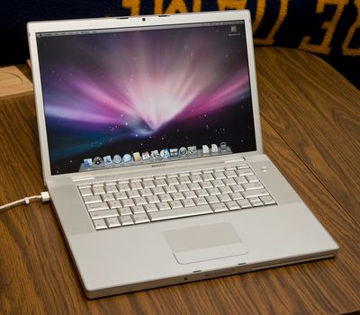 MacBook Pro s 3D dokem