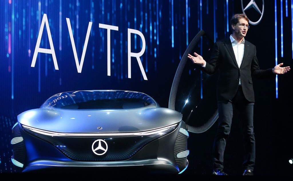 Koncept Mercedes AVTR na jevišti s hostitelem vysvětlujícím jeho vlastnosti