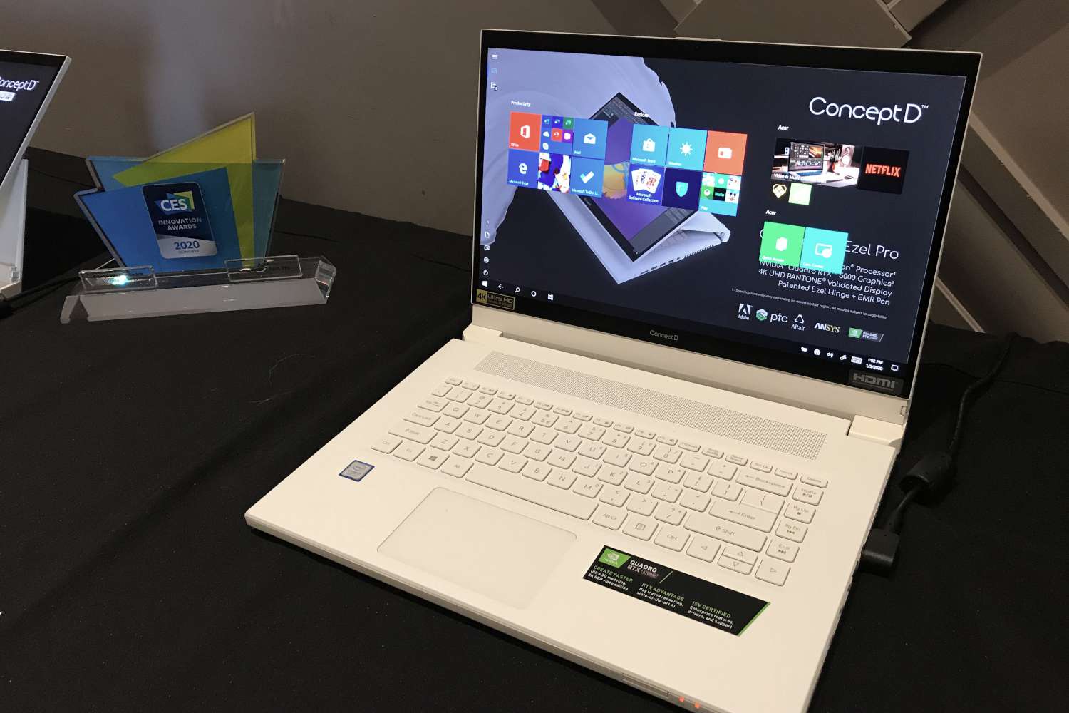 Notebook Acer ConceptD sedící vedle ceny CES 2020 Innovation Award