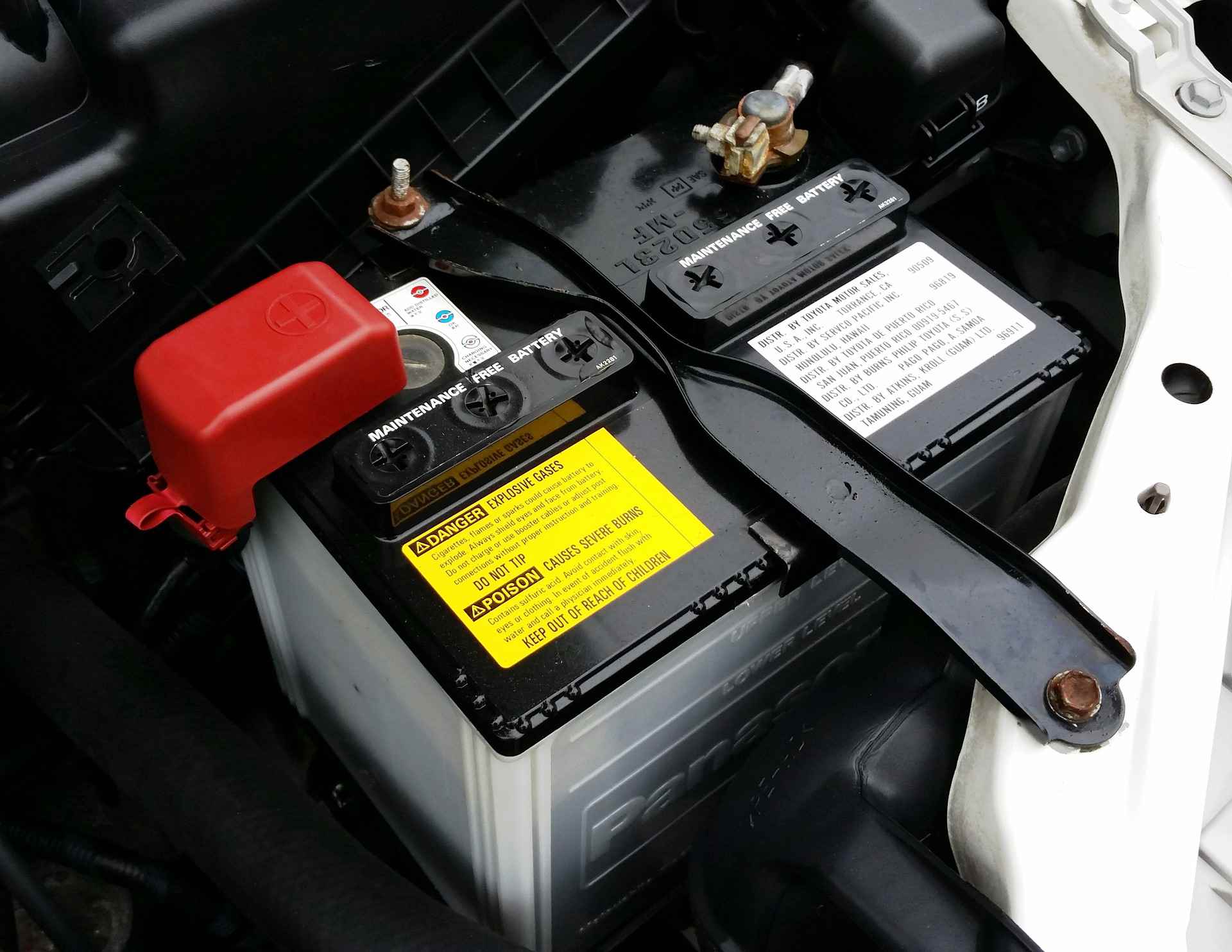 Automatická baterie připojená k rámu automobilu