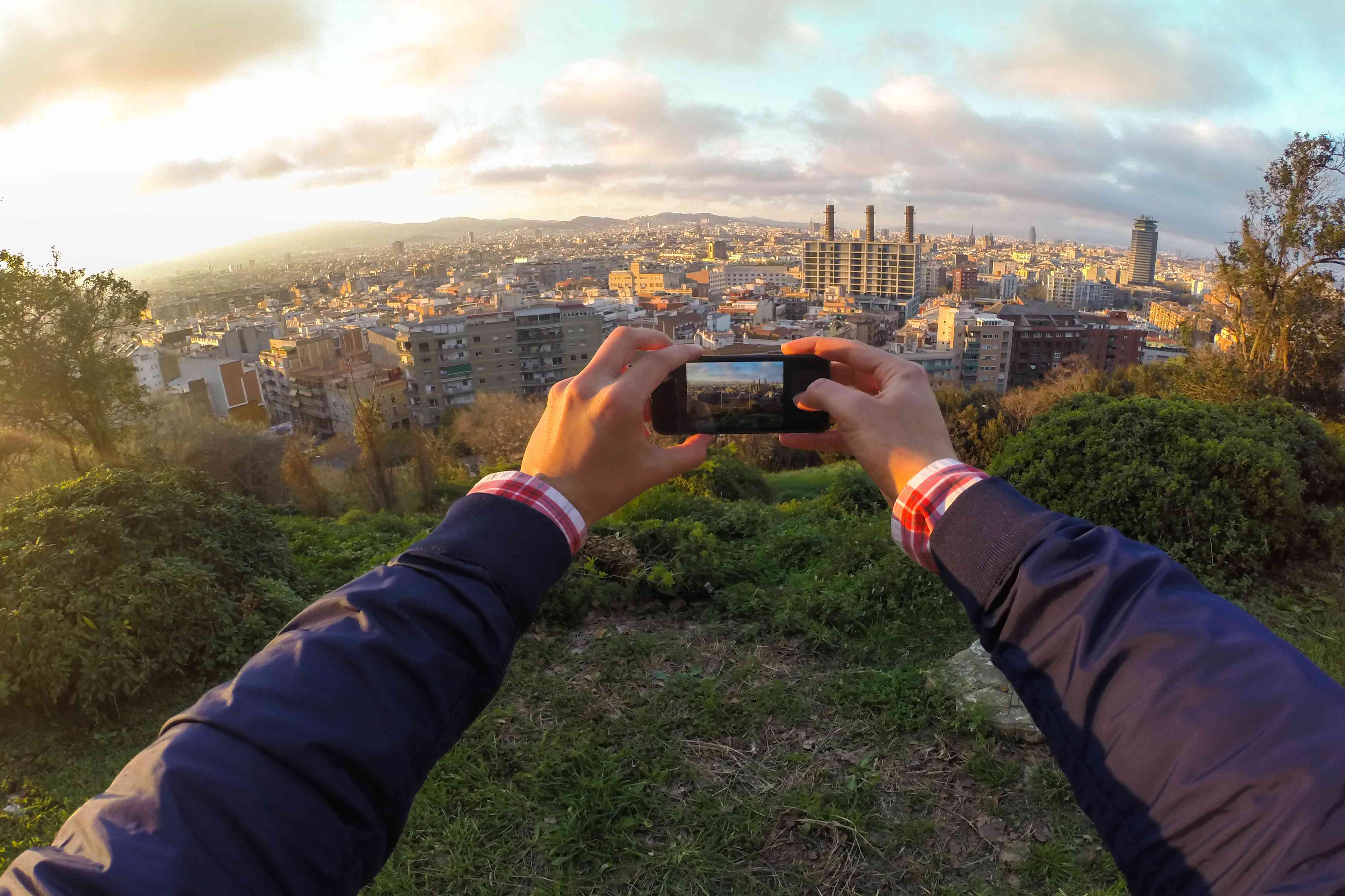Ruce muže fotografování města s telefonem