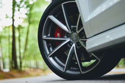 Detailní záběr na pneumatiku Audi.