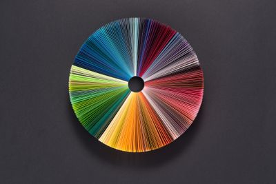 Barevný kruh z různě barevného papíru