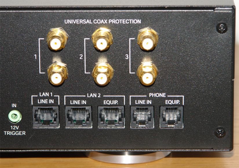 Panamax M5100-PM - Pohled zezadu - Koaxiální a LAN připojení