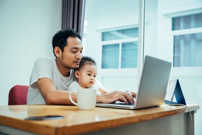 Otec a mladý syn na laptop