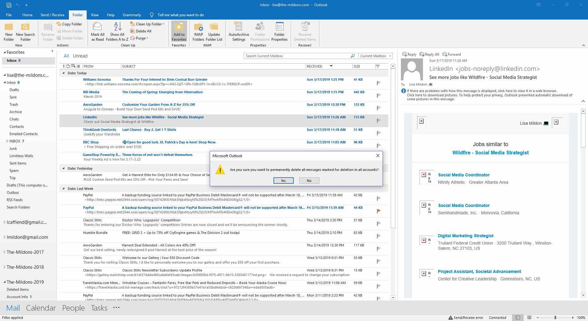 Potvrzení trvalého mazání e-mailů v Outlooku.
