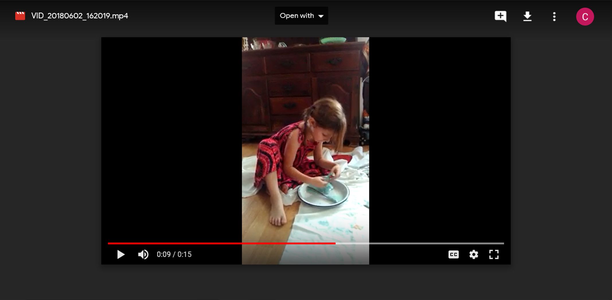 Screenshot zobrazující video přehrávané na Disku Google
