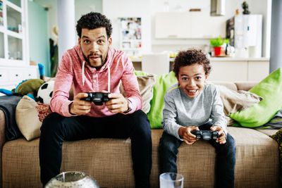 Otec a syn se soustředili při společném hraní videoher