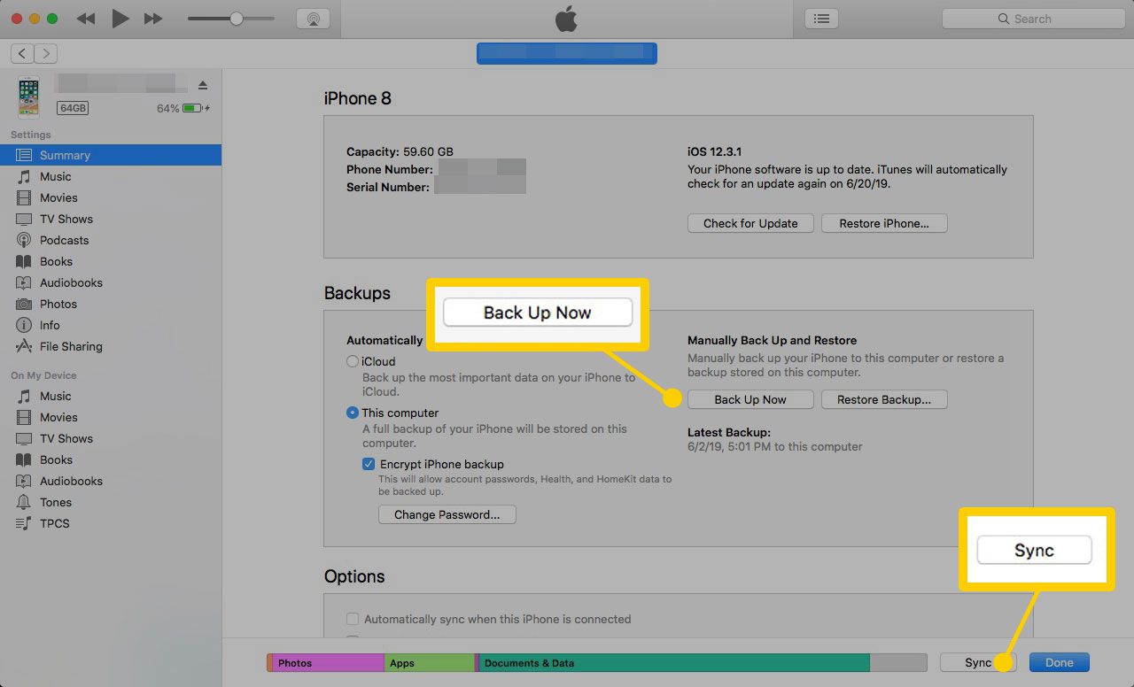 Souhrnná stránka pro iPhone v iTunes se zvýrazněnými tlačítky Zálohovat a Synchronizovat