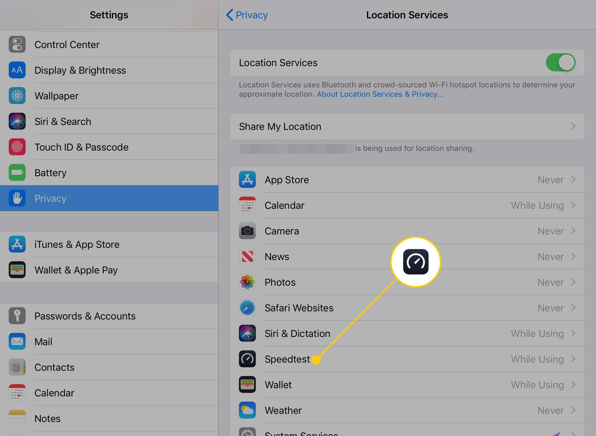 Nastavení služby určování polohy na iPadu se zvýrazněnou ikonou aplikace