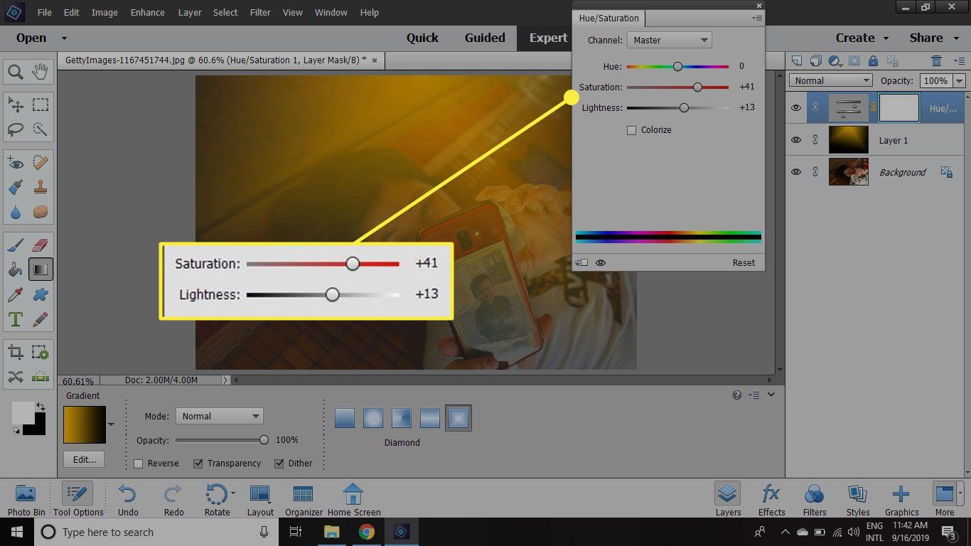 Snímek obrazovky okna Odstín / Sytost aplikace Photoshop Elements se zvýrazněnými posuvníky Sytost a Světlost