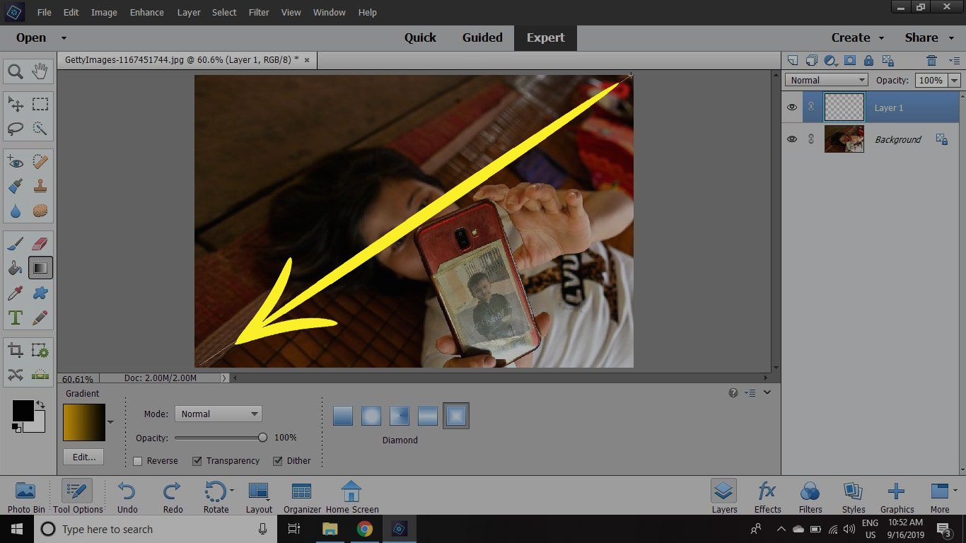 Snímek obrazovky aplikace Photoshop Elements se šipkou označující tažení nástroje přechodu