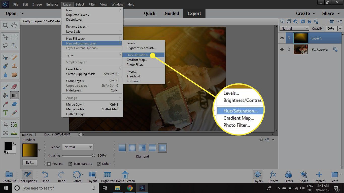 Snímek obrazovky aplikace Photoshop Elements se zvýrazněným příkazem Hue / Saturation Layer