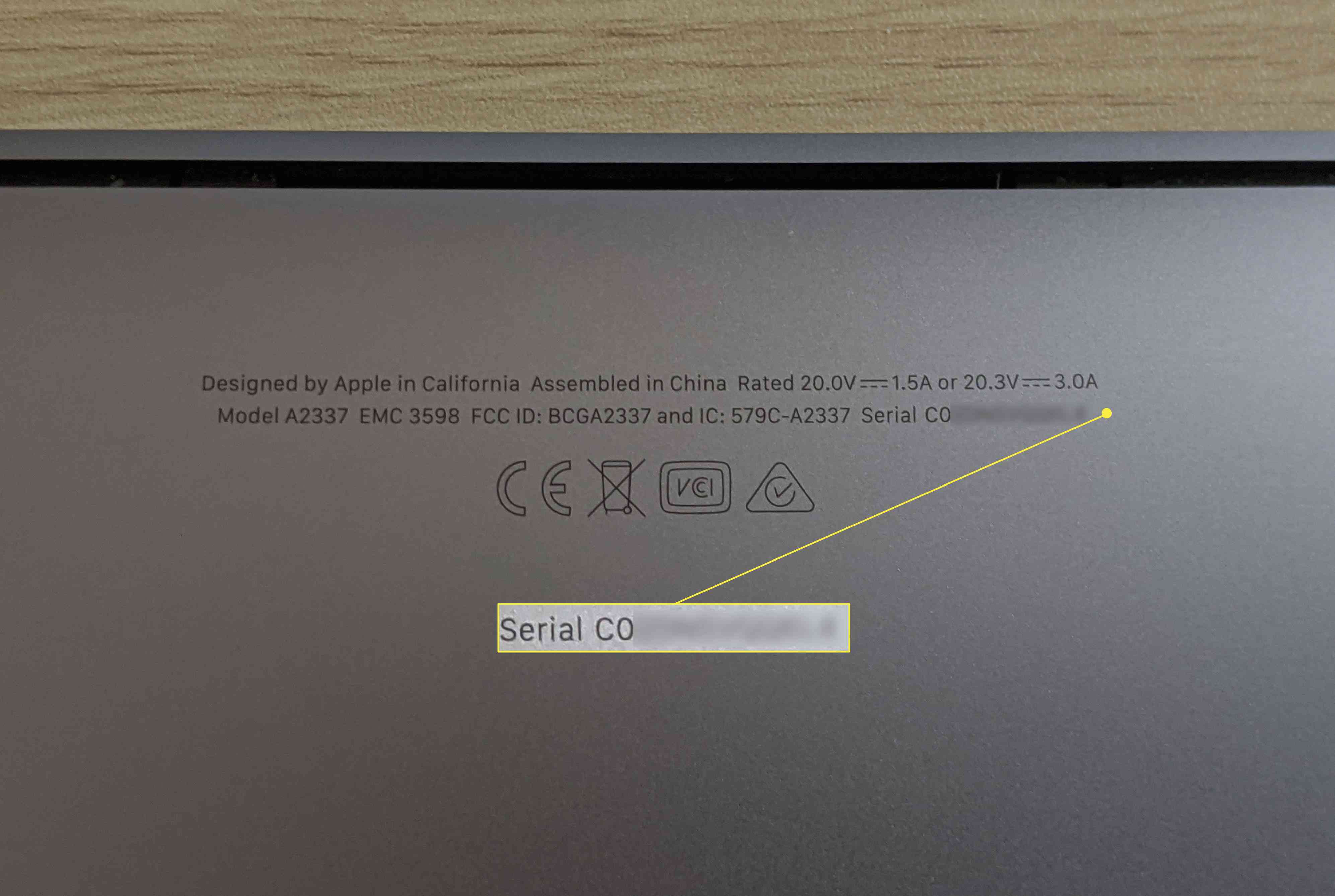 Sériové číslo a další informace na spodní straně MacBooku Air.