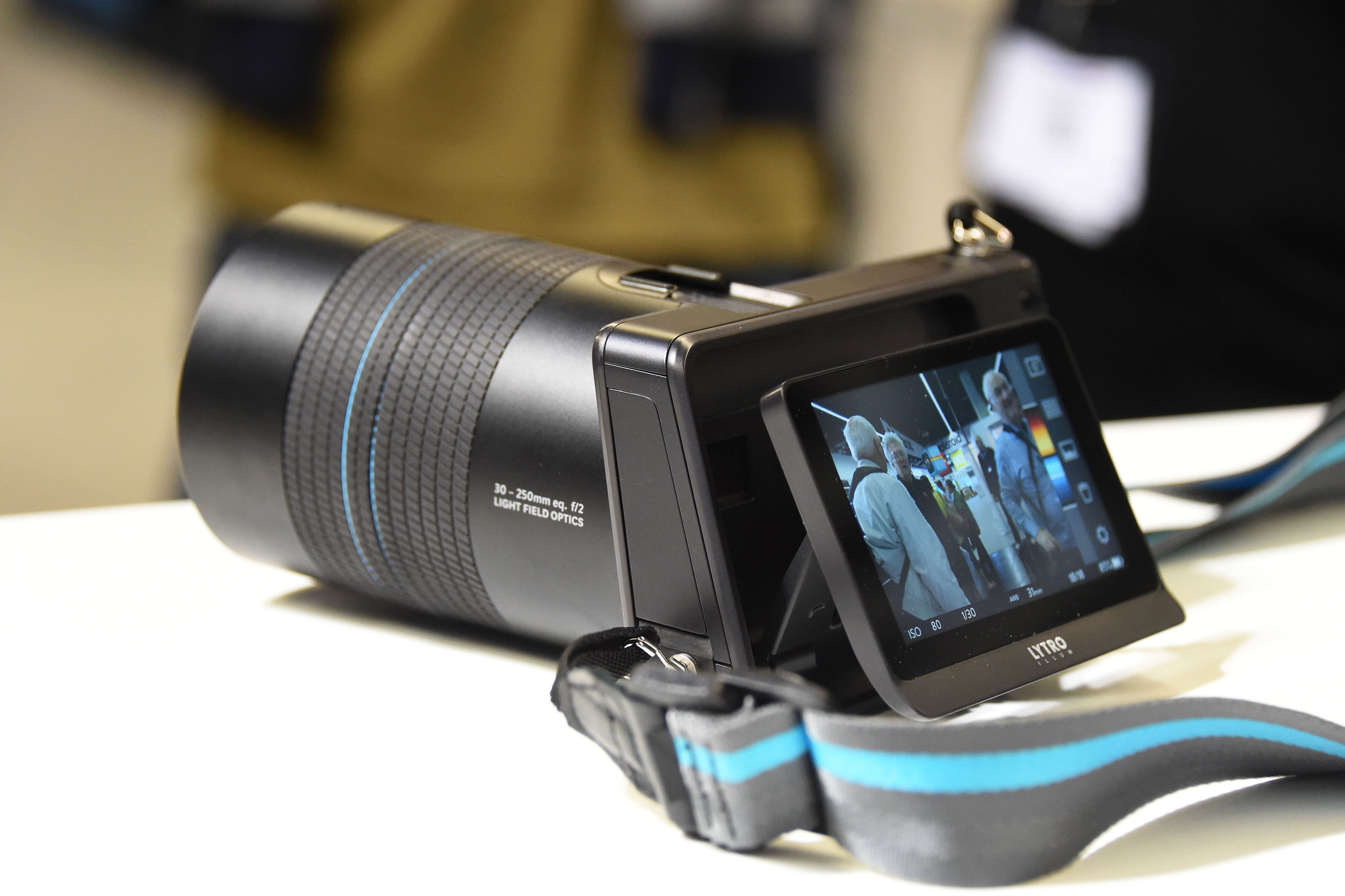Fotoaparát Lytro s páskem na bílém stole