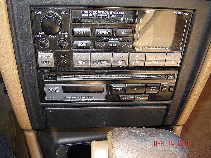 Časný OEM přehrávač CD v přístrojové desce.