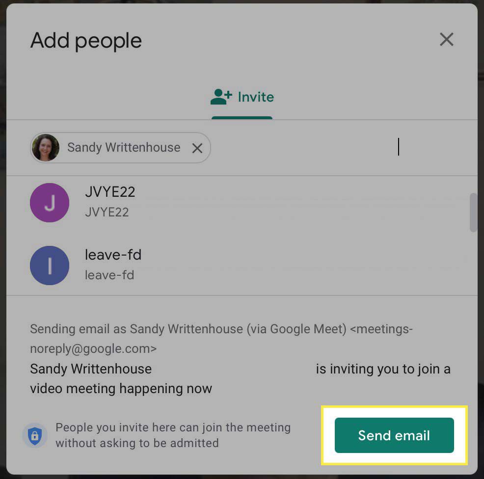 Na obrazovce s pozváním pro Google Meet je zvýrazněno tlačítko Odeslat e-mail.