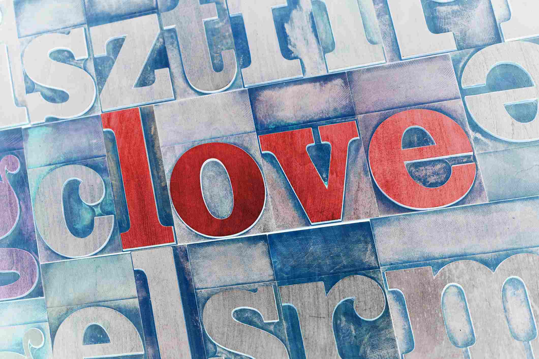 Slovo „láska“  v červených tiskových blocích