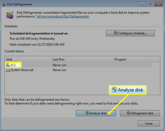Defragmentace disku s vybraným diskem a zvýrazněním položky Analyzovat disk
