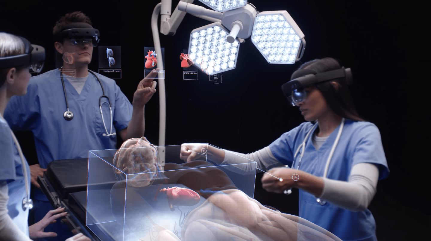 Lékaři využívající náhlavní soupravy HoloLens společnosti Microsoft ke kontrole digitálních aktiv v reálném světě.