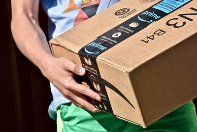 Amazon Prime Box je držen osobou