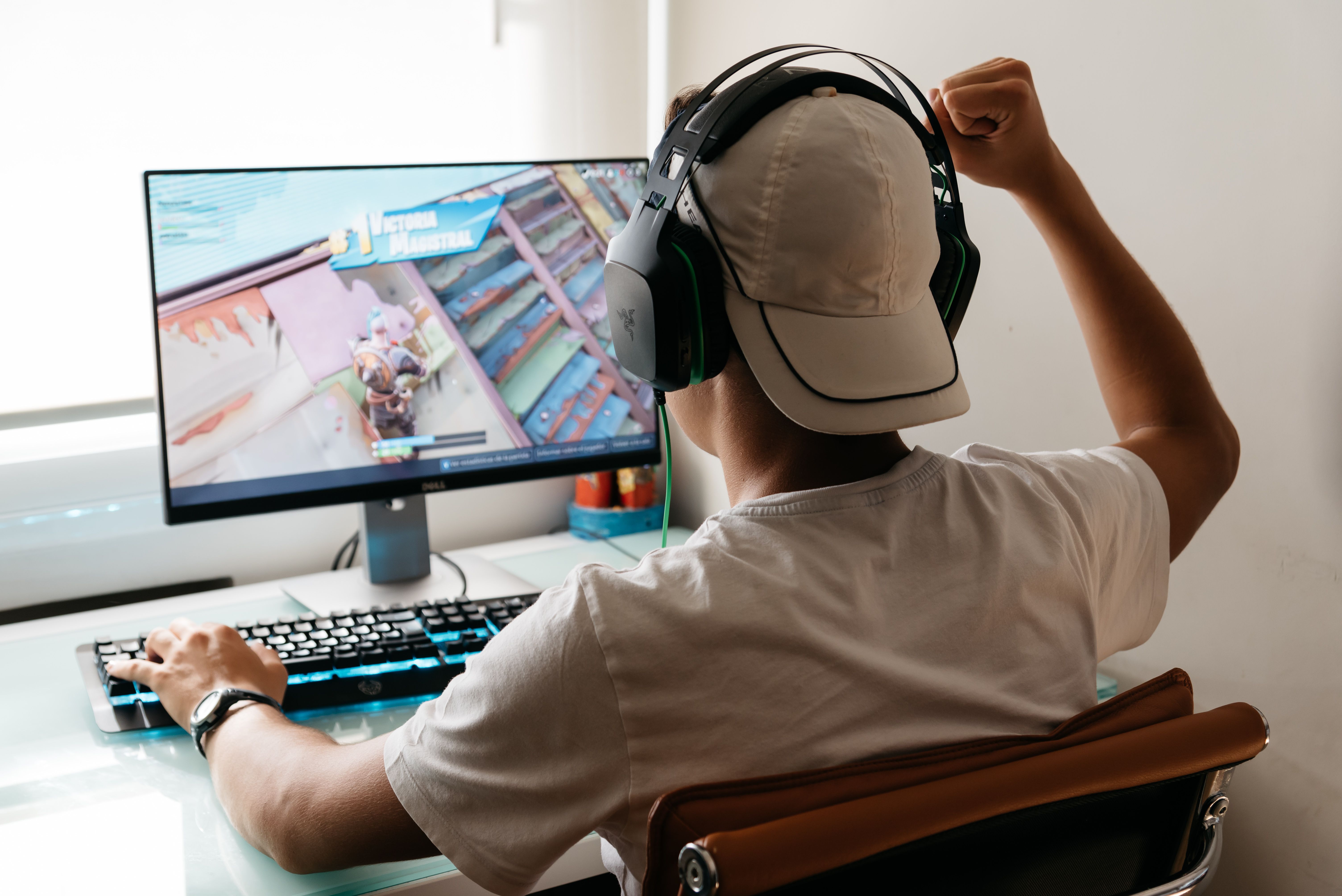 Teenager hraje Fortnite videohru na PC