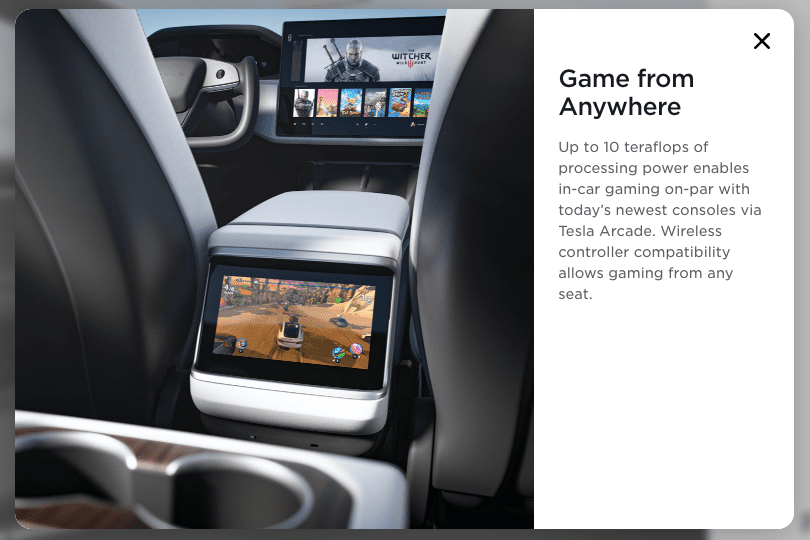 Vnitřní pohled na zadní sedadlo modelů Tesla a jeho dvou displejů zobrazujících videohry