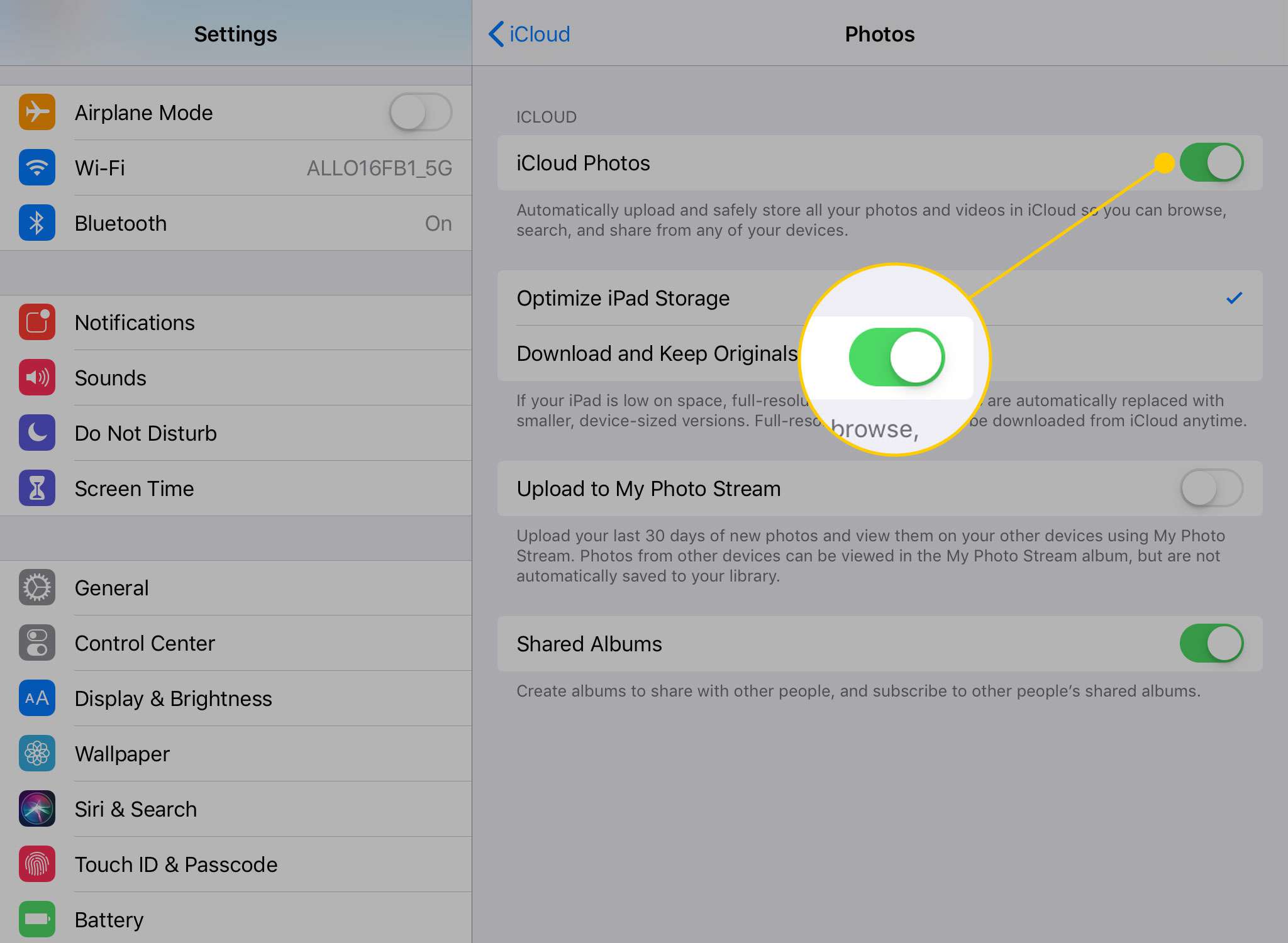 Nastavení iCloud Photos na iPadu se zvýrazněným přepínačem