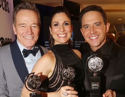 Bryan Cranston, Stephanie J Block a Santino Fontana na Tony Awards v roce 2019.