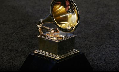Soška Grammy na tmavém pozadí