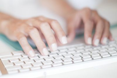 Žena, psaní na bílé klávesnici