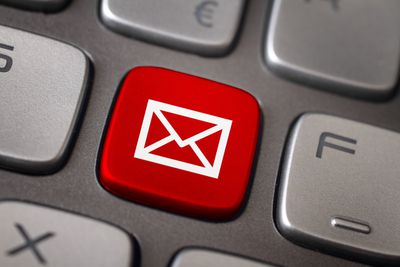 Červené tlačítko e -mailu na klávesnici počítače