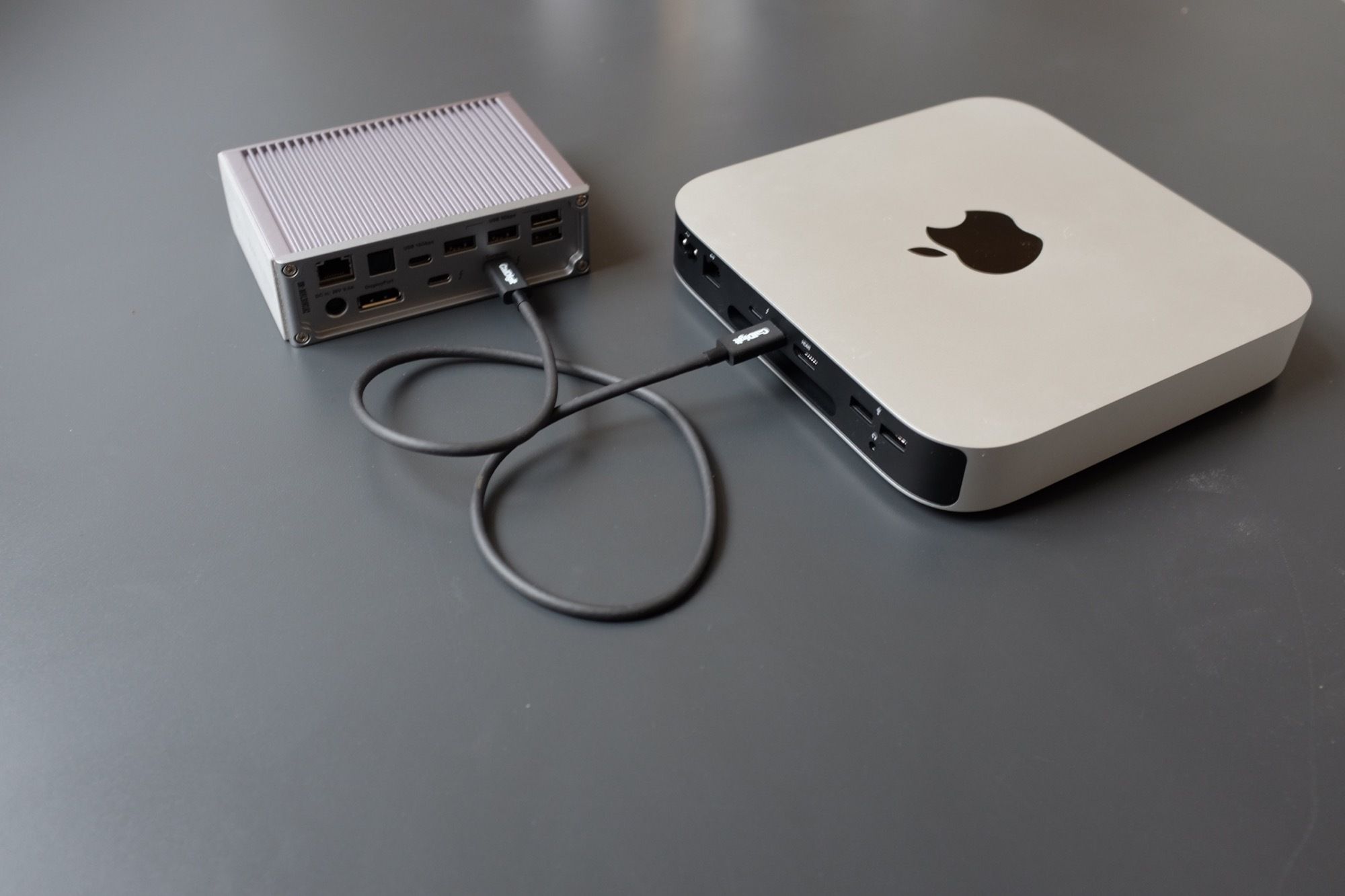 Dokovací stanice CalDigit TS3 + připojená k počítači Mac Mini