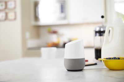 Chytrý reproduktor Google Home v kuchyni.