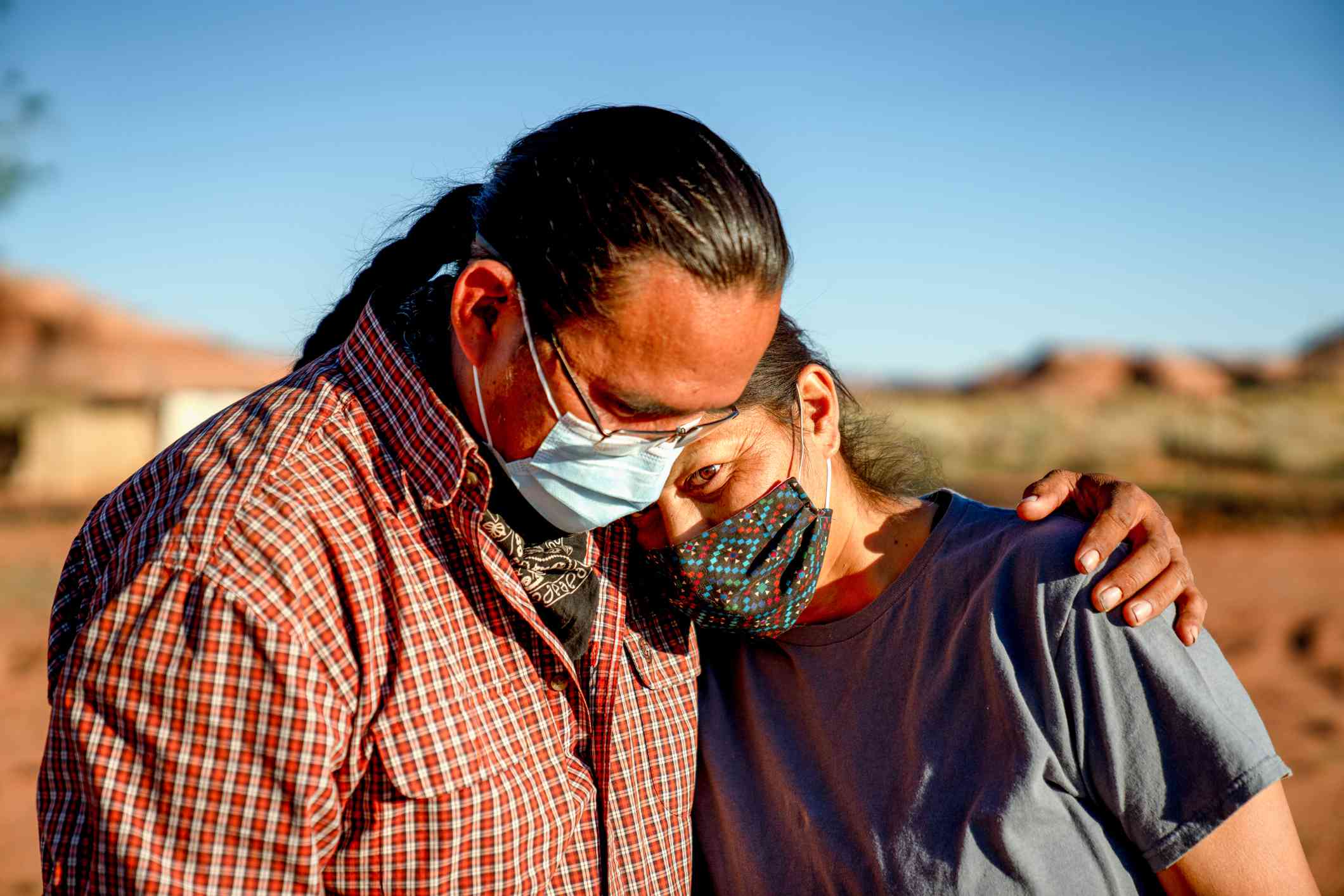 Navajští manželé se navzájem povzbuzují kvůli zákazu vycházení koronavirů kmenovou radou v Arizoně