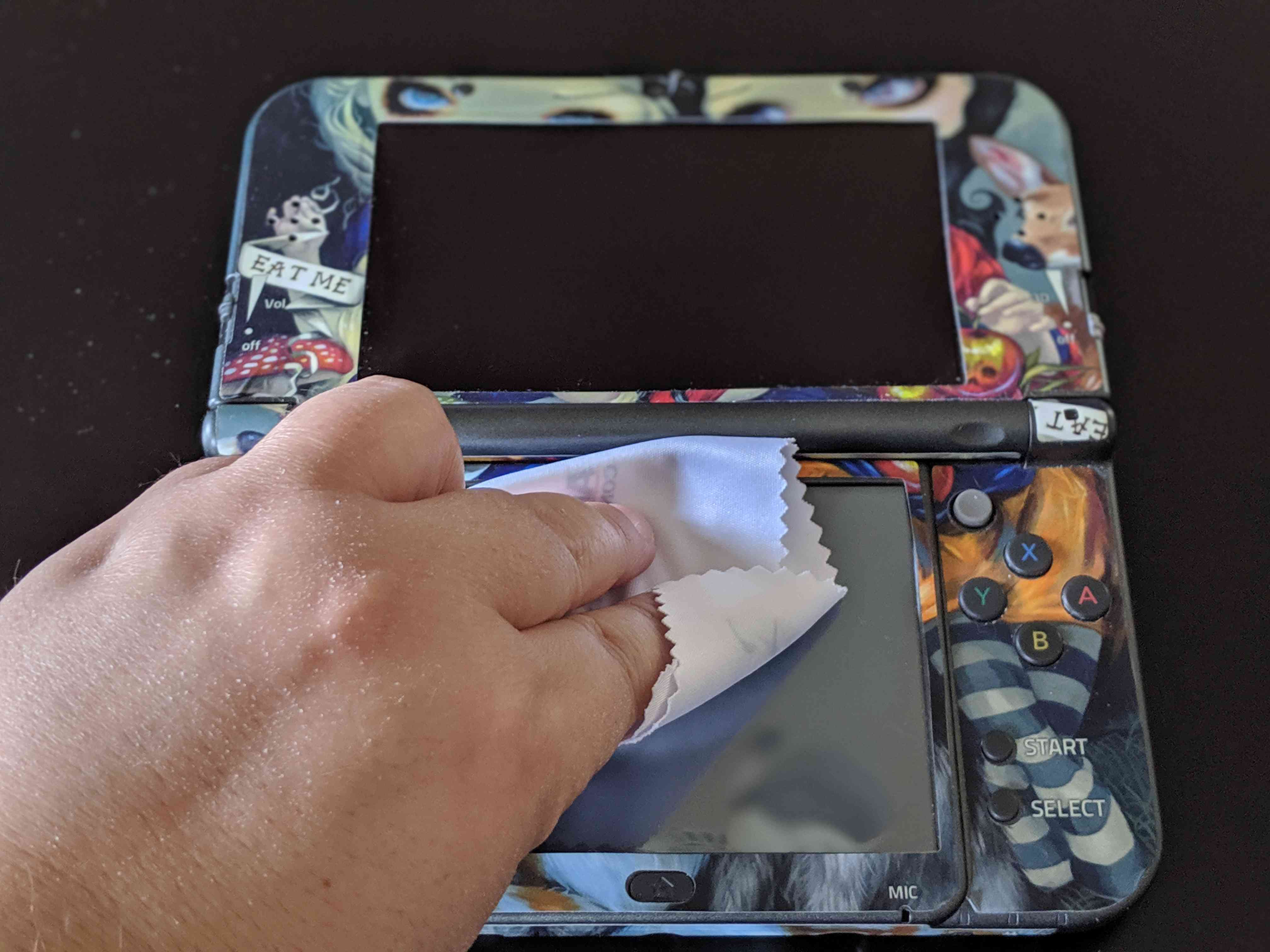 Ruční čištění Nintendo 3DS hadříkem z mikrovlákna