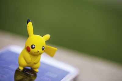 Figurka a smartphone Pikachu