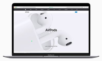 MacBook Air se zobrazenou webovou stránkou AirPods