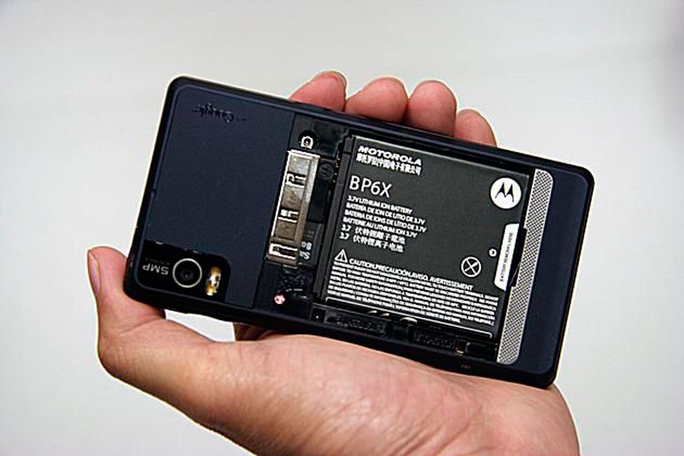 Motorola Droid 2 se sejmutým krytem baterie