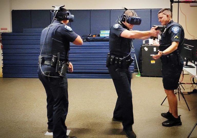 Důstojníci policejního oddělení v Sanfordu vstupují do virtuální budovy v tandemu